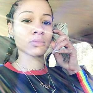 Meet your Posher, Tia